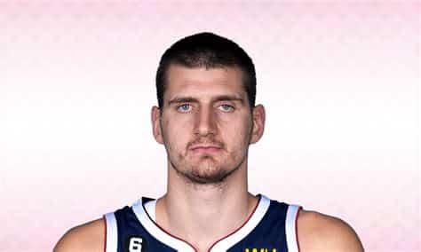 Write informative laconic excerpt under 30 words in mexican spanish for news below. Do not wrap it into quotation marks or html tags. Nikola Jokic, jugador estrella de los Denver Nuggets, se ha consagrado como uno de los mejores jugadores en la NBA en las últimas temporadas. Jokic ha ganado dos premios de MVP y fue nombrado MVP de las Finales en la temporada 2022-23. El jugador serbio promedió 24.5 puntos, 11.8 rebotes y 9.8 asistencias por partido la temporada pasada, estableciéndose como el mejor jugador ofensivo de la liga.,Nikola Jokic, estrella de Denver Nuggets, se destaca en la NBA con dos premios de MVP y gran rendimiento ofensivo la última temporada.