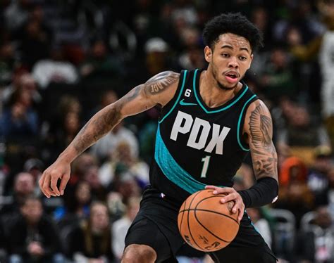 Write informative laconic excerpt under 30 words in mexican spanish for news below. Do not wrap it into quotation marks or html tags. Anfernee Simons, jugador de los Trail Blazers de la NBA, está cerca de dar el salto a la élite después de tener cifras récord en la temporada pasada. Cerró la temporada 2022-23 promediando 21.1 puntos por juego, 4.1 asistencias y 3.4 triples. A pesar de la llegada de Scoot Henderson y la salida de Damian Lillard, Simons se espera que ocupe un papel similar al año pasado y tenga un mayor protagonismo en la rotación de los Trail Blazers. Simons demostró su habilidad desde el perímetro, con un porcentaje de tiros de campo del 44.3% y un porcentaje de tiros de tres del 40.5%. Aunque se espera que su producción disminuya con el regreso de Lillard, sigue siendo una opción interesante en ligas de fantasía gracias a su habilidad en varias categorías.,Anfernee Simons, estrella en ascenso de los Trail Blazers de la NBA, destaca por su habilidad en triples y se proyecta como jugador clave esta temporada.