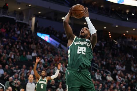 Write informative laconic excerpt under 30 words in mexican spanish for news below. Do not wrap it into quotation marks or html tags. Khris Middleton, jugador de los Bucks de Milwaukee, se sometió a una cirugía de rodilla después de la derrota de su equipo en los playoffs. La cirugía fue considerada como menor, pero podría afectar el inicio de la próxima temporada de Middleton. A pesar de las dudas por su lesión y la adición de Damian Lillard al equipo, se espera que Middleton tenga una temporada de resurgimiento y sea una opción ofensiva importante detrás de Giannis Antetokounmpo.,Khris Middleton se sometió a cirugía de rodilla tras playoffs. Impacto en la próxima temporada. Se anticipa resurgimiento junto a Lillard y Antetokounmpo en Bucks.