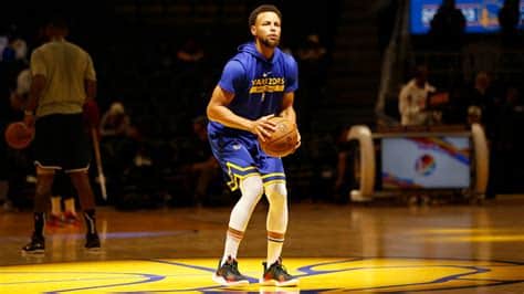 Write informative laconic excerpt under 30 words in mexican spanish for news below. Do not wrap it into quotation marks or html tags. A pesar de su edad, Stephen Curry siguió siendo un jugador de alto nivel en la temporada 2022-23, obteniendo números de MVP y siendo seleccionado para el All-NBA Second Team. Sin embargo, tuvo problemas con lesiones en el hombro y la rodilla, lo que limitó su participación a solo 56 juegos. Curry mostró una disminución en su defensa, pero su ofensiva siguió siendo potente, promediando 29.4 puntos con un porcentaje de tiros de campo de 49/43/92 en 34.7 minutos por partido. A pesar de las lesiones y los cambios en el equipo, Curry sigue siendo una selección de primera ronda en la mayoría de los drafts de fantasy, demostrando ser uno de los mejores jugadores de la liga en los playoffs y ganando el premio de MVP de las Finales en 2022.,A pesar de lesiones, Stephen Curry destacó en la temporada 2022-23 con sus números ofensivos. Sigue siendo selección de primera ronda y MVP en playoffs.