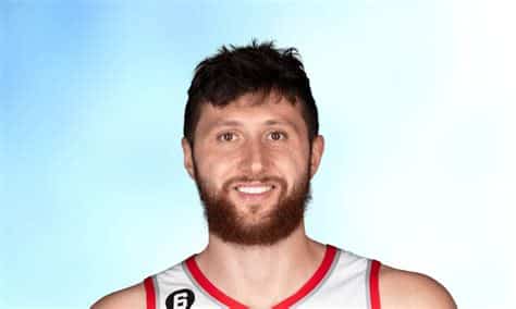 Write informative laconic excerpt under 30 words in mexican spanish for news below. Do not wrap it into quotation marks or html tags. Jusuf Nurkic ha sido intercambiado a los Suns de Portland Trail Blazers en un acuerdo con los Bucks de Milwaukee que envió a Damian Lillard a Milwaukee. Nurkic jugará como centro titular para los Suns, aunque su valor fantasy puede disminuir debido a las lesiones. [Fuente: No especificada] Nurkic tuvo una temporada decepcionante con los Suns la temporada pasada, quedando fuera del top 100 en producción fantasy por tercer año consecutivo. A pesar de ello, mostró una buena capacidad de rebote y promedió 13.3 puntos, 9.1 rebotes, 2.9 asistencias, 0.8 robos y 0.8 bloqueos por partido. [Fuente: No especificada],Tras ser intercambiado a los Suns, Nurkic será el nuevo centro titular. Aunque sus lesiones podrían afectar su rendimiento fantasy, sigue siendo un jugador sólido.