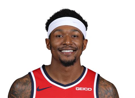 Write informative laconic excerpt under 30 words in mexican spanish for news below. Do not wrap it into quotation marks or html tags. Bradley Beal es el nuevo base titular de los Suns. Los Suns adquirieron a Bradley Beal en un movimiento importante de la temporada baja. Se espera que Beal tenga un aumento en asistencias y eficiencia como resultado de jugar junto a Devin Booker y Kevin Durant.,El base Bradley Beal se une a los Suns tras un crucial movimiento de temporada baja, potenciando el equipo junto a Booker y Durant.