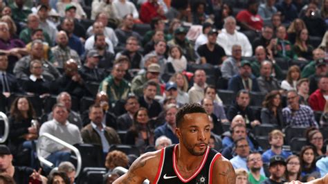 Write informative laconic excerpt under 30 words in mexican spanish for news below. Do not wrap it into quotation marks or html tags. Norman Powell, jugador de baloncesto, se ha convertido en uno de los mejores anotadores desde la banca en la NBA. A pesar de su capacidad anotadora, Powell no tiene un perfil fantástico destacado, ya que solo promedia 2.9 rebotes, 1.9 asistencias, 0.9 robos y 0.3 bloqueos por partido. Powell se encuentra actualmente en la rotación de alas de Los Angeles Clippers, donde compite por minutos con otros jugadores en una rotación profunda.,Norman Powell, destacado anotador de los Clippers, compite por minutos en una rotación profunda en la NBA. Promedia 2.9 rebotes y 1.9 asistencias.