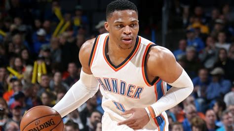 Write informative laconic excerpt under 30 words in mexican spanish for news below. Do not wrap it into quotation marks or html tags. Russell Westbrook ha tenido altibajos en su rendimiento durante sus temporadas anteriores. En temporadas pasadas, Westbrook ha promediado un triple-doble y ha sido uno de los jugadores más destacados de la liga. A pesar de sus fortalezas en estadísticas de conteo, Westbrook ha tenido problemas con la eficiencia en tiros y en los porcentajes de tiro libre.,Russell Westbrook, destacado pero inconsistente jugador de la NBA, lucha con la eficiencia de tiros a pesar de promediar un triple-doble en temporadas anteriores.