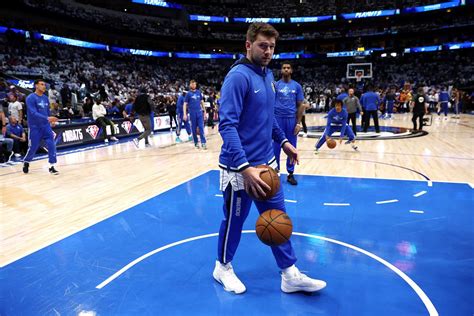 Write informative laconic excerpt under 30 words in mexican spanish for news below. Do not wrap it into quotation marks or html tags. El jugador de baloncesto Luka Doncic tuvo una destacada temporada 2022-23, promediando 32.4 puntos por partido y logrando un récord personal de porcentaje de tiros de campo con un 49.6%. También registró un promedio de 1.4 robos por partido y fue seleccionado nuevamente en el All-NBA First Team. A pesar de la adición de Kyrie Irving al equipo, Doncic no vio un impacto significativo en sus números y continúa siendo elogiado por su estilo de juego heliocéntrico. Sin embargo, su porcentaje de tiros libres sigue siendo una debilidad en su perfil de fantasía, ya que nunca ha superado el 75.8% desde la línea de tiros libres. Doncic ha demostrado ser una selección de primera ronda en todas las ligas de fantasía debido a su habilidad para contribuir en múltiples categorías, su alta tasa de uso y su potencial para generar triples-dobles. También ha firmado una extensión de contrato por cinco años con los Mavericks por $207 millones.,El jugador Luka Doncic sobresale en la temporada 2022-23 con altas estadísticas y selección en el All-NBA First Team. Además, firma millonaria extensión de contrato.