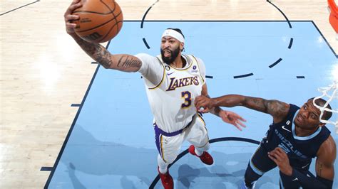 Write informative laconic excerpt under 30 words in mexican spanish for news below. Do not wrap it into quotation marks or html tags. Los Angeles Lakers' Anthony Davis has had injury problems in the past two seasons, but he had an excellent season in 2022-23, ranking 22nd in eight-category total value. Davis' role in the Lakers is secure as the clear No. 2 option behind LeBron James, and the team's backcourt duo of D'Angelo Russell and Austin Reaves will help Davis dominate the pick-and-roll game. Davis is a first-round fantasy talent, but his injury concerns have affected his fantasy value. Health will continue to be the most important factor in Davis' success.,Anthony Davis, estrella de Los Angeles Lakers, destaca en la temporada 2022-23 a pesar de lesiones pasadas. Su rol clave junto a LeBron James.