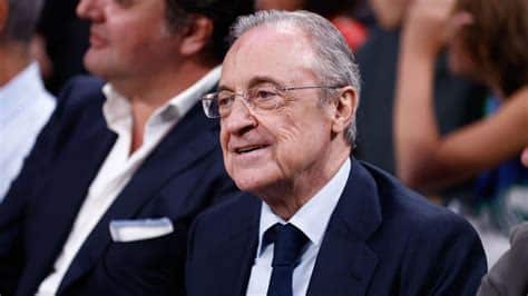 Write informative laconic excerpt under 30 words in mexican spanish for news below. Do not wrap it into quotation marks or html tags. Nov 26, 2024, 05:41 AM ETA Namibian journalist criticised by Florentino Pérez for failing to vote for Vinícius Júnior to win the 2024 men&apos;s Ballon d&apos;Or has hit back at the Real Madrid president.Madrid boycotted the Ballon d&apos;Or ceremony in Paris last month over the decision to award the prize -- which is voted on by a panel of 100 international journalists -- to Manchester City and Spain midfielder Rodri , ahead of Vinícius.In his speech during Madrid&apos;s AGM on Sunday, Pérez singled out the votes of the journalists from Namibia, Uganda, Albania and Finland for criticism, saying "nobody knows who [the journalists] are" and arguing the Ballon d&apos;Or should be "independently organised" and voted on by "people who are well-known.""Essentially, I suspect it&apos;s just words from somebody who is frustrated, Mr Perez that is," journalist Sheefeni Nikodemus told Cadena SER&apos;s El Larguero show on Monday. "If he feels like people from my country, and the other countries mentioned do not have a significant, vote because we are inferior people, I would just like to know, if I was from one of the leading football nations, and I disagreed with his opinion, what would his argument be?"Vinícius was a leading contender to win the men&apos;s Ballon d&apos;Or thanks to his performances last season as Madrid won a LaLiga and Champions League double. However, he underperformed for Brazil at last summer&apos;s Copa América, while Rodri starred as Spain won Euro 2024.In the vote -- which sees journalists rank their top 10 players from a shortlist, with each being awarded between 15 and 1 points -- Rodri finished with a total of 1,170 points, ahead of Vinicius&apos; 1,129.Madrid&apos;s Jude Bellingham and Dani Carvajal finished third and fourth in the poll.Florentino Pérez was upset at the Ballon d&apos;Or result. GettyWhen it emerged that Vinícius would not receive the prize, Madrid made the decision to collectively skip the ceremony -- organised by France Football and, for the first time this year, UEFA -- despite Carlo Ancelotti having been named coach of the year, and Madrid team of the year."Rodri is a great player, he&apos;s from Madrid, and he has our affection," Pérez said on Sunday. "He deserved a Ballon d&apos;Or, but not this one. He deserved it the year before. This year, the Ballon d&apos;Or should have gone to a Real Madrid player: Vinícius, or our captain Dani Carvajal, or even Jude Bellingham."Some of [the voters] didn&apos;t even include Vinicius in the top 10. Can anyone understand journalists not thinking Vinícius is one of the best in the world? Without Namibia, Uganda, Albania and Finland, Vinícius would have won the Ballon d&apos;Or. And those countries didn&apos;t even vote for Vinicius. Not one! The Finn, at least, has resigned."Personally, I think the Ballon d&apos;Or should be organised independently, and the votes should be in the hands of well-known, prestigious people with a reputation in the football world." ,Periodista namibio responde a crítica de Florentino Pérez por no votar por Vinícius Júnior para el Balón de Oro 2024. Discrepancias en premiación y votos.