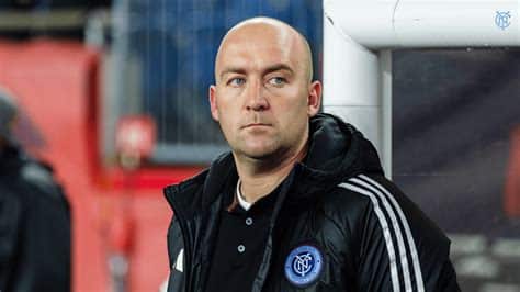 Write informative laconic excerpt under 30 words in mexican spanish for news below. Do not wrap it into quotation marks or html tags. Nov 26, 2024, 09:54 AM ETNick Cushing has left New York City FC. Andrew Katsampes/ISI Photos/Getty ImagesNew York City FC have dismissed head coach Nick Cushing, the club confirmed on Tuesday.The decision comes after New York finished sixth in the MLS this season and were knocked out in the MLS Cup Playoffs Eastern Conference semifinals."Whilst we are incredibly appreciative for all he has done for the club, at this current time, we believe it&apos;s best to move the team in a new direction as we plan for the 2025 season and beyond," sporting director David Lee said."We would like to sincerely thank Nick for his contributions and wish him and his family all the very best in their future endeavors."Cushing was an assistant at the club before taking over as interim head coach in June 2022. As interim boss, he led New York to the Eastern Conference finals of the Audi 2022 MLS Cup Playoffs."Nick has created many wonderful memories for the club, and our players and staff have benefited immensely from his guidance and experience. His passion for the game is infectious, and we have nothing but immense gratitude for Nick and the success he brought to the club," CEO Brad Sims said.The club said they are now looking for a replacements ahead of the 2025 season. ESPN BET is owned and operated by PENN Entertainment, Inc. and its subsidiaries (&apos;PENN&apos;). ESPN BET is available in states where PENN is licensed to offer sports wagering. Must be 21+ to wager. If you or someone you know has a gambling problem and wants help, call 1-800-GAMBLER.Copyright: © 2024 ESPN Enterprises, Inc. All rights reserved. ,New York City FC confirma la salida del entrenador Nick Cushing. El club busca reemplazo para la temporada 2025 en la MLS.