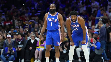 Write informative laconic excerpt under 30 words in mexican spanish for news below. Do not wrap it into quotation marks or html tags. Joel Embiid, jugador estrella de los Philadelphia 76ers, lideró la NBA en puntos por partido en las temporadas 2021-2022 y 2022-2023, promediando 33.1 puntos por partido en ambas temporadas. También se destacó en rebotes, asistencias, bloqueos y robos. A pesar de su historial de lesiones, Embiid ha logrado mantenerse relativamente saludable en las últimas temporadas, jugando 68 y 66 partidos en las temporadas 2021-2022 y 2022-2023, respectivamente. La temporada 2023-2024 se presenta como otra oportunidad para que Embiid lidere a los 76ers y sea candidato al MVP, especialmente si James Harden no juega debido a su solicitud de intercambio.,Joel Embiid, estrella de los Philadelphia 76ers, lidera la NBA en puntos y busca el título de MVP en la temporada 2023-2024.