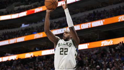 Write informative laconic excerpt under 30 words in mexican spanish for news below. Do not wrap it into quotation marks or html tags. - Khris Middleton, jugador de los Milwaukee Bucks, se sometió a una cirugía de rodilla después de la derrota de su equipo en los playoffs. - Middleton se perdió los primeros dos meses de la temporada pasada debido a una lesión y tuvo dificultades para mantenerse en la cancha durante todo el año. - Aunque las lesiones y la llegada de Damian Lillard han afectado su valor en el draft, se espera que Middleton tenga una temporada de rebote.,Khris Middleton de Milwaukee Bucks se operó la rodilla. Problemas de lesiones pasadas, pero renovado para la próxima temporada.