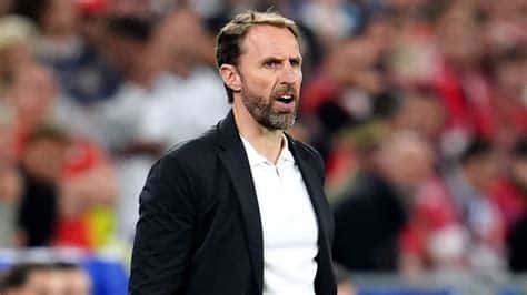 Write informative laconic excerpt under 30 words in mexican spanish for news below. Do not wrap it into quotation marks or html tags. Nov 26, 2024, 10:29 AM ETGareth Southgate left his role as England manager in July. Adam Davy/PA Images via Getty ImagesFive months after leaving his job as England manager, Gareth Southgate has said his next career move could be outside the football industry.In a long post on social media platform LinkedIn, Southgate said he is searching for his next "purpose" in life after his time as the coach of the England men&apos;s national team from 2016-2024."This higher purpose kept me on track, gave me structure, made my life more fulfilling and is going to be extremely difficult to replicate," Southgate wrote Tuesday."It&apos;s why I&apos;m not limiting my future options to remaining as a football coach."Southgate, who left the England job after losing the European Championship final in July, was linked with Manchester United, but the team chose to hire Ruben Amorim after firing Erik ten Hag in October.Otherwise, Southgate has slipped out of the limelight, with England having moved on -- initially with an interim coach in Lee Carsley and, from Jan. 1, with a full-time replacement in Thomas Tuchel.Southgate said much of his focus has been on his chosen charities."After eight years serving in one of the highest-profile roles in world football, I&apos;m consciously taking time to reflect on what I lived through and thinking deeply about what comes next," he wrote."I&apos;m comfortable with this period of &apos;exploration&apos; and not having all the answers. I&apos;m following the advice I would give to any young person, without a clear career vision."Keep learning, build or explore your network, seek different life experiences and when you decide what&apos;s next, there will be no right or wrong, just one path or another." ,Gareth Southgate dejó su puesto como seleccionador de Inglaterra en julio y busca su próximo propósito fuera del fútbol.