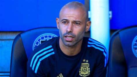 Write informative laconic excerpt under 30 words in mexican spanish for news below. Do not wrap it into quotation marks or html tags. Nov 26, 2024, 09:59 AM ETJavier Mascherano had been head coach of Argentina&apos;s under-20s since December 2021. Alex Avila/Jam Media/Getty ImagesInter Miami have appointed former Liverpool, Barcelona and Argentina defender Javier Mascherano as the team&apos;s new head coach, the MLS club announced on Tuesday.The 40-year-old will leave his post as manager of Argentina&apos;s youth team to lead Lionel Messi and Miami until the end of the 2027 season. He replaces Gerardo "Tata" Martino, who left the club after a year and a half due to personal reasons.Mascherano and Messi played together for eight seasons at Barcelona and also competed regularly for the Argentina national team.In Spain, Mascherano and Messi inspired Barcelona to the 2011 and 2015 Champions League titles and five LaLiga trophies.Mascherano, who also played for Liverpool and West Ham, led Argentina&apos;s under-23s to the quarterfinals of the soccer competition at the Paris Olympics in August. ESPN BET is owned and operated by PENN Entertainment, Inc. and its subsidiaries (&apos;PENN&apos;). ESPN BET is available in states where PENN is licensed to offer sports wagering. Must be 21+ to wager. If you or someone you know has a gambling problem and wants help, call 1-800-GAMBLER.Copyright: © 2024 ESPN Enterprises, Inc. All rights reserved. ,Javier Mascherano es el nuevo entrenador del Inter Miami en la MLS, sustituyendo a Gerardo Martino. Mascherano deja el cargo como entrenador de la selección argentina sub-20.