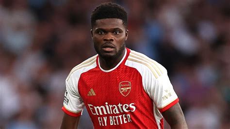 Write informative laconic excerpt under 30 words in mexican spanish for news below. Do not wrap it into quotation marks or html tags. Nov 26, 2024, 02:27 PM ETA fan who racially abused Arsenal player Thomas Partey in a social media post was banned from all games for three years on Tuesday.Charles Ogunmilade, who is Black, had admitted sending a "grossly offensive" message on X which he claimed was a satire of what a racist white person would say.He posted the offensive comment in April 2023 after Partey, a Ghana international who is Black, missed with a shot during Arsenal&apos;s 3-3 draw with Southampton.The court in London was told the post was reported to police, who visited Ogunmilade&apos;s home. He said the comment was intended to be a sarcastic quote among a group of friends."I am not a racist person," Ogunmilade said in court.Sentencing him, magistrate Shaoni Myer said Ogunmilade&apos;s early guilty plea, his previous good character and experience of racism were taken into account.The soccer banning order also requires him to give his passport to police each time the England men&apos;s national team plays an away game in another country. He was ordered to pay a fine and costs totaling £260 ($325). ESPN BET is owned and operated by PENN Entertainment, Inc. and its subsidiaries (&apos;PENN&apos;). ESPN BET is available in states where PENN is licensed to offer sports wagering. Must be 21+ to wager. If you or someone you know has a gambling problem and wants help, call 1-800-GAMBLER.Copyright: © 2024 ESPN Enterprises, Inc. All rights reserved. ,Aficionado sancionado por abuso racial en línea a Thomas Partey. Prohibido asistir a juegos por tres años tras comentario ofensivo.