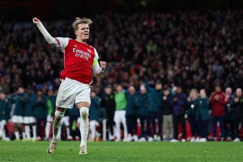 Write informative laconic excerpt under 30 words in mexican spanish for news below. Do not wrap it into quotation marks or html tags. Arteta and Arsenal needed to produce a moment of brilliance after some tough results, but thanks to Odegaard & Co., they did just that in Portugal on Tuesday night. Stuart MacFarlane/Arsenal FC via Getty ImagesLISBON, Portugal -- Just when Arsenal were starting to wobble, Martin Odegaard produced a match-defining moment of quality. Manager Mikel Arteta will hope that can apply to their season as a whole after a difficult run of results in which the absence of their captain was keenly felt.Managers bemoaning injuries is nothing new -- and it can often serve as a useful distraction from other issues -- but Odegaard&apos;s return from an ankle injury has coincided with a dramatic upturn in their performances, continuing with Tuesday&apos;s impressive 5-1 demolition of Sporting Lisbon in the UEFA Champions League."He is an unbelievable player and the day he returned, there was a big smile on my face," said Bukayo Saka of Odegaard. "You can see the chemistry we have, how much I enjoy playing with him. So I am happy he is back and I hope he stays fit for the rest of the season."Sporting went into this game unbeaten across 19 matches this season and fresh off beating Manchester City here at Estadio Jose Alvalade just three weeks ago, with Viktor Gyökeres&apos;s hat-trick confirming his status as one of Europe&apos;s hottest properties. Manager Ruben Amorim has since departed for Manchester United and Gyokeres was a peripheral figure on Tuesday night, with Arsenal&apos;s opening 45 minutes ranking as their finest half of football of the season.It was a quintessential European away performance: clinical in attack, disciplined and dogged in defence. Their 3-0 half-time lead -- coming through goals from Gabriel Martinelli, Kai Havertz and Gabriel Magalhães -- was thoroughly deserved, the first two emanating from a right-wing combination Sporting simply could not cope with.Odegaard&apos;s tendency to drift to the right flank to link up with Saka is a familiar pattern of play, but one so many teams struggle to combat: Nottingham Forest found that out to their cost last weekend when being soundly beaten at Emirates Stadium. With Jurriën Timber showing promising signs of being a more-than-able deputy for regular right-back Ben White (he&apos;ll be out until the New Year following knee surgery), Arsenal&apos;s potency down that wing was such that 65% of their attacks came via that channel in the first half.Timber set up Martinelli for the opener, while Saka found Havertz for the second on 22 minutes. Gabriel&apos;s third was a header from a corner, extending their impressive set-piece record, but after Gonçalo Inacio put a dent in their defensive record with a near post finish two minutes into the second half, Sporting sensed an improbable comeback. Arsenal began to exhibit nerves. Passes were misplaced, the pressure began to build, goalkeeper David Raya was booked for timewasting.And then suddenly, Odegaard burst forward, cruising past Inacio and somehow, off balance but still purposeful, he worked his way into the box, where Ousmane Diomande could only foul him and concede a penalty. Saka drilled home the spot-kick before substitute Leandro Trossard added a late fifth, but Odegaard was the chief architect. He has more touches of the ball (82) than any other Arsenal player aside from Timber (84) and he didn&apos;t even play the final 12 minutes, rested with Saturday&apos;s tricky trip to West Ham in mind.There is skepticism about the overall quality of the Portuguese league, but Arsenal made the gulf in class look massive here, which is to their considerable credit. For a start, Tuesday marked the first time Arsenal have scored five goals away from home in the Champions League since October, 2008. After coming into this game facing legitimate questions about their durability on the road in Europe -- Arsenal hadn&apos;t scored an away goal in this competition since December, during a run of one win in eight matches -- this was an emphatic response.A flurry of goals in the first half put Arsenal on their way to a comfortable win over a previously dominant Sporting CP side that had been flying until Ruben Amorim left for Man United. PATRICIA DE MELO MOREIRA/AFP via Getty ImagesAsked if this was the best European away performance of his five-year tenure, Arteta was clear."For sure, especially against the opponent that we played in their home," he said post-match. "I don&apos;t think they&apos;ve lost here in 18 months. They&apos;ve been in top form, they&apos;ve been better than everyone they&apos;ve played here. To play to that level, with the fluidity that we&apos;ve done today ... I&apos;m very pleased."Arteta raised eyebrows when he described their 1-0 defeat at Inter Milan as the best they had played in a big European game for years, but that faith was thoroughly vindicated here."It&apos;s true that the result is very different," he said. "But with the performance and identity of what I saw against Inter I was very pleased. I knew that in that pathway good things were going to happen in Europe. Today we&apos;ve been able to do that and replicate it and be more efficient in the opposition half. Very pleased because the team has played with so much courage. They are so good and watching them live I realise how good they are."Arteta also believes the return of several players from injury has increased the competitiveness in training, which in turn raises the level of performance. That said, Odegaard&apos;s return feels most transformative when he plays like this.The Premier League learned it last weekend and on Tuesday, the Champions League got the same message. ,El Arsenal brilló en Portugal con Odegaard al mando, venciendo al Sporting 5-1 en la Champions League. Arteta confía en seguir así.