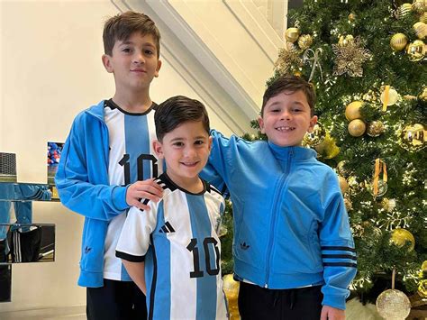 Write informative laconic excerpt under 30 words in mexican spanish for news below. Do not wrap it into quotation marks or html tags. Nov 26, 2024, 07:32 PM ETThiago Messi, the eldest son of the Argentina star, has made his debut in the "Newell&apos;s Cup" tournament in the countryside city of Rosario.The 12-year-old Messi played with the No. 10 jersey of an Inter Miami youth team, which lost 1-0 on Monday to host Newell&apos;s Old Boys in the traditional under-13 competition. The team also played Tuesday.Lionel Messi took his first steps as a footballer in the Argentinian club in Rosario, 300 kilometers (186 miles) northwest of capital Buenos Aires.Thiago&apos;s mother, Antonela Roccuzzo, and several members of his family, including grandparents Jorge Messi and Celia Cuccittini, were in the stands to watch him play. Lionel Messi did not attend.Thiago, who was substituted in the second half, played with his friend Benjamín Suárez, son of Uruguayan striker Luis Suárez, Messi&apos;s teammate and close friend at Inter Miami.Messi and Suárez are in Rosario after Inter Miami CF&apos;s early elimination in the MLS playoffs. On Sunday, they watched a friendly game of Inter Miami&apos;s U13 team against Unión at the same sports complex.The former Barcelona teammates will have a new coach for the 2025 MLS season, with Miami announcing on Tuesday that Javier Mascherano would be taking over the spot vacated when Gerardo Martino stepped down last week.The youth tournament in Argentina brings together eight teams from North and South America.Information from The Associated Press was used in this story. ,El hijo mayor de Lionel Messi, Thiago, debutó en el torneo "Newell's Cup" en Rosario con Inter Miami. Acompañado por familiares, jugó con el número 10.