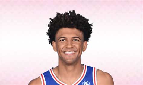 Write informative laconic excerpt under 30 words in mexican spanish for news below. Do not wrap it into quotation marks or html tags. Matisse Thybulle seguirá siendo uno de los principales productores de robos en la NBA después de firmar un nuevo contrato con los Trail Blazers. Jugará como escolta y alero y competirá por minutos en el banquillo. A pesar de ser considerado uno de los mejores defensores aleros en la NBA, Thybulle aún no ha logrado ganarse un rol lo suficientemente grande como para ser relevante en fantasy. Su valor se basa principalmente en robos y bloqueos. Thybulle tuvo una temporada de novato sólida con los 76ers, promediando 1.4 robos y 0.7 bloqueos en 19.8 minutos por partido. Aunque puede mejorar sus números si recibe más minutos, es probable que se mantenga como un jugador de rol en los próximos años.,Matisse Thybulle firma con los Trail Blazers como defensor estrella, destacando por robos y bloqueos, pero luchando por minutos en cancha.