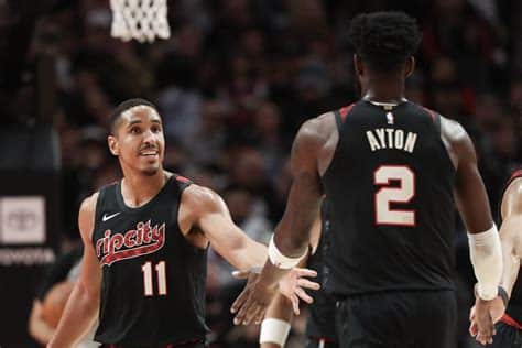 Write informative laconic excerpt under 30 words in mexican spanish for news below. Do not wrap it into quotation marks or html tags. Deandre Ayton promedió 18.0 puntos y 10.0 rebotes en la temporada 2022-23, alcanzando su quinta temporada consecutiva con un doble-doble de promedio. Ayton firmó una extensión de contrato de cuatro años en julio de 2022, pero fue intercambiado por Jusuf Nurkic en un acuerdo que llevó a Damian Lillard a Milwaukee. Ayton ahora jugará como centro titular para los Trail Blazers de Portland y se espera que tenga un mayor protagonismo ofensivo sin Kevin Durant y Devin Booker en el equipo.,Deandre Ayton, centro estrella, se une a los Trail Blazers de Portland en un intercambio sorprendente, con grandes expectativas en la cancha.