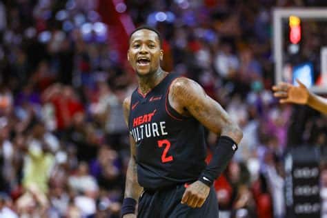 Write informative laconic excerpt under 30 words in mexican spanish for news below. Do not wrap it into quotation marks or html tags. Terry Rozier tuvo una exitosa temporada con los Hornets de Charlotte, promediando 21.1 puntos y 5.1 asistencias por juego. Rozier lideró a los Hornets en ausencia de LaMelo Ball y Miles Bridges, registrando varios juegos impresionantes, incluyendo un esfuerzo de 39 puntos contra los Bucks. Se espera que Rozier tenga una oportunidad de crecimiento y éxito con un roster joven y talentoso de los Hornets.,Terry Rozier brilló en la temporada de los Hornets de Charlotte, siendo vital en la ausencia de jugadores clave y demostrando un gran potencial para el futuro.