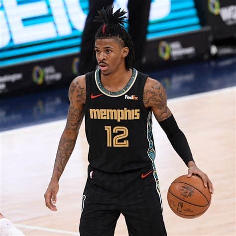 Write informative laconic excerpt under 30 words in mexican spanish for news below. Do not wrap it into quotation marks or html tags. Ja Morant, estrella de los Grizzlies de Memphis, ha sido suspendido por 25 partidos al mostrar un arma de fuego en Instagram en la temporada baja. El equipo también adquirió a Marcus Smart como nuevo base en un intercambio de tres equipos. Morant regresará al equipo después de la suspensión y se espera que lidere la ofensiva de los Grizzlies, habiendo tenido destacadas actuaciones en la temporada pasada, incluyendo un máximo de 49 puntos en un solo partido.,Ja Morant suspendido por mostrar arma de fuego en Instagram. Nuevos fichajes en los Grizzlies con Marcus Smart como nuevo base. Morant regresará tras suspensión.