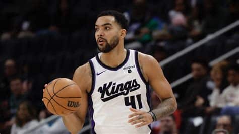 Write informative laconic excerpt under 30 words in mexican spanish for news below. Do not wrap it into quotation marks or html tags. Sacramento Kings ejerce la opción del equipo de $2.6 millones en el contrato de Trey Lyles Lyles promedió 12.1 puntos y 6.3 rebotes en los últimos 20 juegos de la temporada pasada Pese a la llegada del novato Keegan Murray, Lyles sigue siendo el favorito para ser el principal suplente en la posición de ala-pívot,Sacramento Kings renueva contrato de Trey Lyles por $2.6 millones. Será el principal suplente en la posición de ala-pívot pese a la llegada de Keegan Murray.