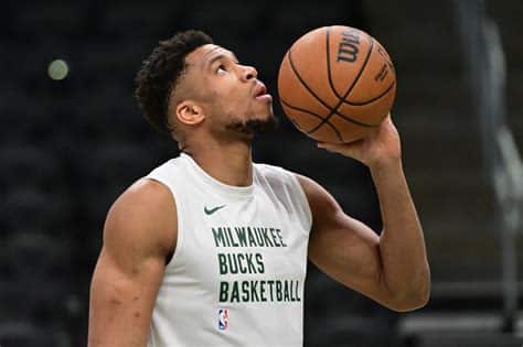 Write informative laconic excerpt under 30 words in mexican spanish for news below. Do not wrap it into quotation marks or html tags. Giannis Antetokounmpo, jugador de la NBA, tuvo una temporada destacada en 2022-23, con récords personales en puntos y tiros libres por juego. Sin embargo, su desempeño defensivo disminuyó. A pesar de su porcentaje de tiros libres deficiente, Antetokounmpo sigue siendo considerado como una selección de primera ronda en los draft de fantasía. Antetokounmpo ha sufrido lesiones y ausencias en temporadas anteriores, lo que podría afectar su disponibilidad en la próxima temporada.,Giannis Antetokounmpo brilló en la NBA con récords de puntos, pero su defensa bajó. Aún valioso en fantasía, sus lesiones pasadas preocupan para la próxima temporada.