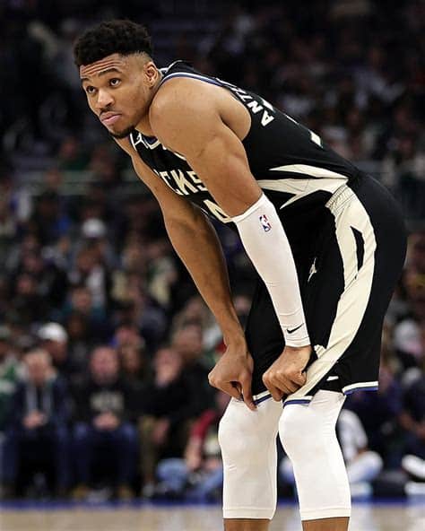 Write informative laconic excerpt under 30 words in mexican spanish for news below. Do not wrap it into quotation marks or html tags. Giannis Antetokounmpo, jugador de la NBA, tuvo una campaña destacada en 2022-23, estableciendo máximos personales en puntos y tiros libres por partido. Sin embargo, su porcentaje de tiros libres fue deficiente y su desempeño defensivo disminuyó. A pesar de su impacto negativo en la categoría de tiros libres, Antetokounmpo sigue siendo una elección sólida en la primera ronda de los drafts de fantasía, especialmente en ligas de puntos. Sin embargo, su disponibilidad podría verse afectada por una lesión en la rodilla y su historial muestra que no ha jugado más de 67 partidos en una temporada desde 2018-19.,Antetokounmpo brilló en 2022-23 con récords personales, pero tiene desafíos en tiros libres y defensa. Aún es destacado en fantasía, pero con riesgos.