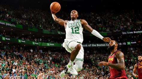 Write informative laconic excerpt under 30 words in mexican spanish for news below. Do not wrap it into quotation marks or html tags. Terry Rozier tuvo una sólida temporada, estableciendo cifras récord de promedio de puntos y asistencias por partido. A pesar del récord negativo de los Hornets, Rozier lideró al equipo en ausencia de LaMelo Ball y Miles Bridges. Se espera que Rozier juegue un papel importante en la joven y talentosa plantilla de los Hornets la próxima temporada.,Terry Rozier brilló en los Hornets esta temporada, liderando el equipo con récords de puntos y asistencias. Su papel será clave en el futuro.