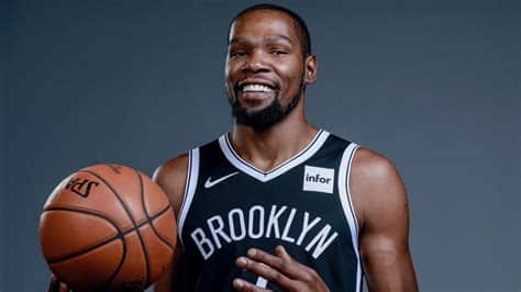 Write informative laconic excerpt under 30 words in mexican spanish for news below. Do not wrap it into quotation marks or html tags. Kevin Durant ha sufrido constantes lesiones que han afectado su rendimiento en fantasy basketball A pesar de sus lesiones, Durant ha logrado números impresionantes y se espera que tenga otra gran temporada en 2023-24 Durant ha sido uno de los mejores jugadores de fantasy basketball en las últimas temporadas y sigue siendo un objetivo seguro en los draft,Kevin Durant, estrella del fantasy basketball, enfrenta lesiones pero mantiene su relevancia como elección clave en los drafts para la temporada 2023-24.