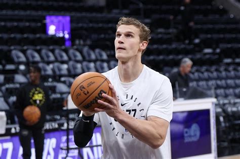 Write informative laconic excerpt under 30 words in mexican spanish for news below. Do not wrap it into quotation marks or html tags. Lauri Markkanen tuvo una destacada temporada 2022-23, convirtiéndose en el 23º jugador mejor clasificado en formatos estándar y ganando el premio Jugador Más Mejorado. Jugó como la principal opción ofensiva en el equipo de Utah, promediando 25.6 puntos, 8.6 rebotes, 1.9 asistencias y 3.0 triples por partido. A pesar de jugar en un equipo en reconstrucción, Markkanen lideró el sorprendente inicio de temporada de Utah y cerró la temporada con números impresionantes. Sin embargo, con la adición de jugadores como John Collins y el ascenso de Walker Kessler, Markkanen podría tener dificultades para repetir su éxito la próxima temporada. Markkanen se unió a los Cleveland Cavaliers la temporada pasada y jugó principalmente como alero. Aunque sus números no sufrieron un gran cambio, se espera que tenga un papel destacado en la reconstrucción del equipo. Markkanen tiene el potencial de tener un año de resurgimiento en Cleveland.,Lauri Markkanen brilló en la temporada 2022-23 con Utah y obtuvo el premio Jugador Más Mejorado. Ahora en los Cleveland Cavaliers, se espera que siga destacando.