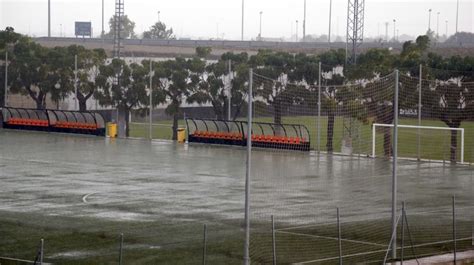 Write informative laconic excerpt under 30 words in mexican spanish for news below. Do not wrap it into quotation marks or html tags. playAncelotti: Football needs to stop now (1:55)Real Madrid boss Carlo Ancelotti wants football matches called off because of the devastation caused by the floods in Valencia. (1:55)Nov 5, 2024, 10:28 AM ETLaLiga have requested Valencia and Levante&apos;s matches this weekend be postponed as recovery efforts continue in the region following deadly flooding which has left at least 218 people dead.Valencia are due to travel to Espanyol on Saturday in LaLiga, while Levante, who are also based in Valencia, are scheduled to play away against Tenerife in the second division on Sunday.On Tuesday, both clubs requested the matches be rearranged for a later date, with LaLiga forwarding the request on to the Royal Spanish Football Federation [RFEF], who will have the final say."Just one week has passed since the catastrophe occurred and the situation remains very serious," Valencia and Levante said in a joint statement."Both clubs are grateful for the understanding and empathy shown by LaLiga, the RFEF and our opponents."We remain firmly committed to continue helping all the affected areas in the province of Valencia."Flood waters swept through the Valencia region after heavy rainfall on Oct. 29, with the full scale of the loss of life and damage to homes, businesses and transport links becoming apparent in the following days.As a result, five Copa del Rey games were immediately postponed last week and rescheduled for later in November.Five games were also called off across the top two tiers of Spanish football over the weekend, including Real Madrid&apos;s trip to Valencia, Villarreal&apos;s match with Rayo Vallecano and Levante&apos;s fixture against Malaga.In Liga F, Valencia and Levante&apos;s games were both off at the weekend and the RFEF announced earlier on Tuesday that Sunday&apos;s derby between the two sides has also been postponed. ,Ancelotti pide la suspensión de partidos de fútbol por los estragos de inundaciones en Valencia, LaLiga considera posponer encuentros.