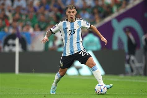 Write informative laconic excerpt under 30 words in mexican spanish for news below. Do not wrap it into quotation marks or html tags. Nov 5, 2024, 02:33 PM ETGoalkeeper Emiliano Martínez has returned to the Argentina squad for this month&apos;s World Cup qualifiers after serving a suspension, while Valencia midfielder Enzo Barrenechea earned his first call-up by coach Lionel Scaloni on Tuesday.Aston Villa&apos;s Martínez will return to international duty after serving a two-match ban from FIFA for "offensive behavior and violation of the principles of fair play".In a match against Chile, Martínez made a lewd gesture with the Copa América trophy, while after a defeat against Colombia, he hit a local TV camera.Barrenechea has been included in Scaloni&apos;s squad for the first time, with the 23-year-old making seven appearances and scoring one goal for Valencia on loan from Villa this season.Youngsters Alejandro Garnacho, Nicolás Paz and Facundo Buonanotte, from Manchester United, Como 1907 and Leicester City respectively, have been recalled as part of the world and Copa American champions&apos; generational change.Garnacho withdrew from the last squad in October due to a knee injury.Roma striker Paulo Dybala was left out of the Argentina squad.Captain Lionel Messi will lead Argentina away to Paraguay on Nov. 14 before they host Peru five days later.Argentina sit top of the South American standings on 22 points, three clear of second-placed Colombia.SquadGoalkeepers: Emiliano Martínez (Aston Villa), Walter Benítez (PSV Eindhoven) and Gerónimo Rulli (Marseille)Defenders: Nahuel Molina (Atletico Madrid), Gonzalo Montiel (Sevilla), Cristian Romero (Tottenham Hotspur), Germán Pezzella (River Plate), Leonardo Balerdi (Marseille), Nicolás Otamendi (Benfica), Nehuén Pérez (Porto), Lisandro Martínez (Manchester United) and Nicolás Tagliafico (Lyon)Midfielders: Enzo Fernández (Chelsea), Leandro Paredes (AS Roma), Exequiel Palacios (Bayer Leverkusen), Rodrigo De Paul (Atletico Madrid), Alexis Mac Allister (Liverpool), Giovani Lo Celso (Real Betis), Enzo Barrenechea (Valencia), Thiago Almada (Botafogo), Facundo Buonanotte (Leicester City) and Nicolas Paz (Como 1907)Forwards: Lionel Messi (Inter Miami), Alejandro Garnacho (Manchester United), Nicolas Gonzalez (Juventus), Julián Álvarez (Atletico Madrid), Lautaro Martínez (Inter Milan) and Valentín Castellanos (Lazio).Information from Reuters and The Associated Press contributed to this report. ,Emiliano Martínez regresa a la selección de Argentina para las eliminatorias, mientras Enzo Barrenechea debuta en la convocatoria de Lionel Scaloni.