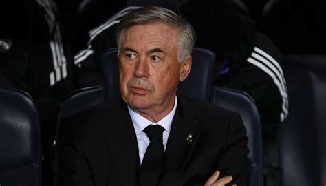 Write informative laconic excerpt under 30 words in mexican spanish for news below. Do not wrap it into quotation marks or html tags. Nov 5, 2024, 06:47 PM ETCarlo Ancelotti said his Real Madrid team "should be worried" after they were beaten 3-1 at home by AC Milan in the Champions League, in their first game since losing 4-0 to Barcelona in El Clásico.Malick Thiaw&apos;s header put Milan 1-0 up at the Santiago Bernabeu on Tuesday before Vinícius Júnior levelled with a penalty, and Álvaro Morata made it 2-1 to Milan before half-time.Madrid pushed for an equaliser before Tijani Reijnders increased Milan&apos;s lead on the counter-attack, to make it two losses for Madrid in four Champions League games."We should be worried because the team isn&apos;t playing well," Ancelotti told Movistar. "We have to be more solid, more compact. We&apos;ve conceded a lot of goals."The defeat leaves Madrid struggling in midtable in the new Champions League league phase, while in LaLiga they&apos;re already nine points behind leaders Barca."It isn&apos;t about being patient or not, the reality is what you see on the pitch, which is that we&apos;re missing something," Ancelotti said in his post-match news conference. "Worry in these moments is normal. It will be a long night, but that&apos;s what we have to do, think, all of us, about improving things."We&apos;ve conceded nine goals [in three games] and that&apos;s too many for a team which built its strength on solidity."Ancelotti said Madrid&apos;s attack -- which featured Kylian Mbappé and Vinicius Junior as a front two against Milan -- isn&apos;t the issue."We had a lot of chances," he said. "The problem for me isn&apos;t that. Probably we lacked being clinical, but the main problem we have to fix is how easily our opponents are creating opportunities.Real Madrid manager Carlo Ancelotti watches from the sideline&apos;s during his team&apos;s loss to Milan in the Champions League. Getty Images"When you aren&apos;t solid, you have to be more organised. You can&apos;t say my players are lazy, but right now we aren&apos;t able to work together effectively."Ancelotti denied that the atmosphere in the Madrid dressing room has suffered this season, since the summer arrival of star Mbappé."No, the dressing room is healthy," he said." There&apos;ll be a lot of criticism, about our attitude, training... What critics think, we have to accept. We aren&apos;t doing well. We want to do better. Like this it&apos;s hard to get to the end of the season.""Each year, there are difficult moments where you have to struggle, fight, think. What isn&apos;t normal is that this team had a good run, and has fallen very fast. That&apos;s part of football. When you think everything is perfect you fall, but the good thing about football is that you can react.""I think the last two defeats are inexplicable," goalkeeper Andriy Lunin said. "We have to analyse it well and react. We have to recover."We understand that we are Madrid, that we have to win always, there are no excuses."Madrid host Osasuna in LaLiga on Saturday before the international break, while their next Champions League game is away at Liverpool on Nov. 27. ,Real Madrid fue derrotado 3-1 por AC Milan en la Champions League. Ancelotti dijo que el equipo debe preocuparse por su rendimiento.