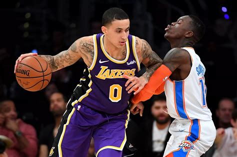 Write informative laconic excerpt under 30 words in mexican spanish for news below. Do not wrap it into quotation marks or html tags. Kyle Kuzma se espera que brille como líder ofensivo de los Wizards esta temporada. Estará en su tercera temporada con los Wizards después de firmar un contrato de cuatro años y 102 millones de dólares en la temporada baja. Kuzma viene de una temporada de carrera destacada, donde promedió máximos de carrera en puntos, triples y asistencias. En la siguiente temporada de la NBA, se espera que Kyle Kuzma sea uno de los líderes ofensivos de los Washington Wizards. Kuzma, que estará en su tercer año con los Wizards después de firmar un contrato millonario, tuvo una destacada temporada pasada con promedios de puntos, triples y asistencias que fueron los más altos de su carrera. Su capacidad para anotar desde el perímetro y penetrar hacia el aro lo convierte en uno de los mejores ala-pivotes ofensivos de la liga. A pesar de algunos cambios en la plantilla, Kuzma se espera que sea parte del quinteto inicial de los Wizards y continúe su buen desempeño ofensivo.,Kyle Kuzma, líder ofensivo destacado de los Washington Wizards, listo para brillar en su tercera temporada tras éxito y contrato millonario.