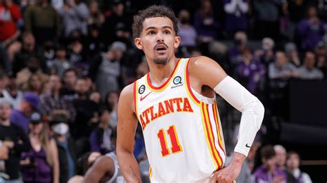 Write informative laconic excerpt under 30 words in mexican spanish for news below. Do not wrap it into quotation marks or html tags. Trae Young, jugador estrella de la NBA, fue uno de los mejores anotadores y asistentes la temporada pasada, promediando 26.2 puntos y 10.2 asistencias por partido en 2022-23. Young ha sido consistente en su rendimiento a lo largo de su carrera, jugando al menos 60 partidos en cada una de sus cinco temporadas y apareciendo en 73 juegos en 2022-23. El jugador de los Hawks de Atlanta ha demostrado ser una amenaza constante en la cancha, promediando entre 25 y 30 puntos y alrededor de 10 asistencias por partido en su edad de 25 años.,El jugador estrella Trae Young de la NBA destaca por sus habilidades de anotación y asistencia, con promedios impresionantes de 26.2 puntos y 10.2 asistencias por partido.