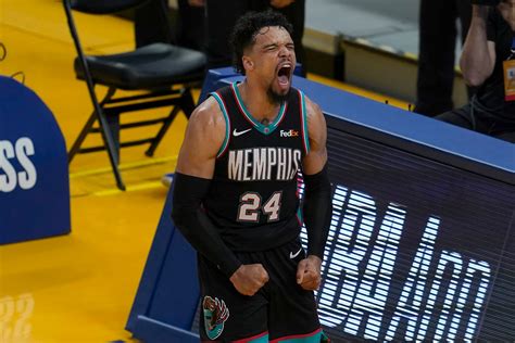 Write informative laconic excerpt under 30 words in mexican spanish for news below. Do not wrap it into quotation marks or html tags. Dillon Brooks firma un contrato de cuatro años y $80 millones con los Rockets de Houston después de una temporada decepcionante con los Grizzlies de Memphis. La firma de Brooks con los Rockets le brinda la oportunidad de tener un papel destacado en la rotación del entrenador Ime Udoka, aunque su uso puede verse limitado en comparación con temporadas anteriores debido a la adición de otros jugadores de alto consumo en la plantilla. A pesar de su eficiencia inconsistente, Brooks ha demostrado ser un defensor de calidad y ha tenido éxito en el pasado provocando el éxito en el fantasy basketball a través de su juego agresivo en ataque.,Dillon Brooks se une a los Rockets de Houston con un contrato millonario, buscando destacar en la rotación de Ime Udoka a pesar de la competencia.