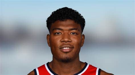 Write informative laconic excerpt under 30 words in mexican spanish for news below. Do not wrap it into quotation marks or html tags. Rui Hachimura firma un contrato de tres años y $51 millones con los Lakers. Hachimura tuvo un desempeño destacado en los playoffs de Los Angeles Lakers, promediando 29 puntos y demostrando su talento en el tiro exterior con un 48.7% de efectividad en tiros de tres.,Rui Hachimura firma contrato lucrativo con Lakers tras sobresaliente desempeño en los playoffs, promediando 29 puntos con 48.7% de eficacia en tiros de tres.