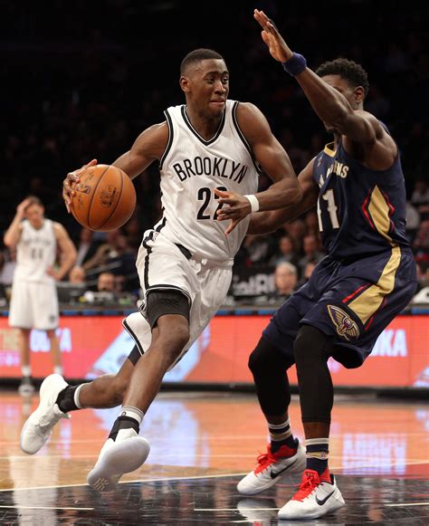 Write informative laconic excerpt under 30 words in mexican spanish for news below. Do not wrap it into quotation marks or html tags. Cavaliers player Caris LeVert has struggled to replicate his previous season's performance, averaging lower numbers in points, rebounds, assists, and steals. LeVert's role as a bench player has affected his performance, and the arrival of Max Strus further diminishes his role. Due to his reduced role and the dominance of Darius Garland and Donovan Mitchell, it is unlikely that LeVert will return to his previous form in Cleveland.,Caris LeVert enfrenta dificultades en los Cavaliers al no igualar su desempeño pasado, con un rol menor y competencia fuerte.