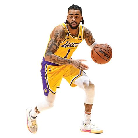 Write informative laconic excerpt under 30 words in mexican spanish for news below. Do not wrap it into quotation marks or html tags. D'Angelo Russell ha mejorado su eficiencia de tiro la temporada pasada, con un 46.9% en tiros de campo, un 39.6% en tiros de tres y un 82.9% en tiros libres. A pesar de ser joven, Russell ha demostrado ser una fuente constante de puntos, asistencias y triples a lo largo de su carrera en la NBA. Russell continuará siendo una pieza clave en el sistema ofensivo de los Lakers, ayudando a aliviar la carga ofensiva sobre LeBron James y Anthony Davis.,D'Angelo Russell: 46.9% en tiros de campo, 39.6% en triples y 82.9% en tiros libres. Pieza clave en Lakers junto a LeBron James y Anthony Davis.