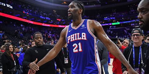 Write informative laconic excerpt under 30 words in mexican spanish for news below. Do not wrap it into quotation marks or html tags. Jugador de los 76ers de Filadelfia, Joel Embiid, lideró en puntos por juego de la NBA en las temporadas 2021-22 y 2020-21, con un promedio de 33.1 y 30.6 puntos respectivamente. Embiid jugó 68 partidos en la temporada 2021-22 y 66 partidos en la temporada anterior, las mejores marcas de su carrera en términos de juegos disputados. A pesar de sus lesiones pasadas, Embiid será nuevamente la opción número uno de Filadelfia y candidato al MVP en la próxima temporada. Su rendimiento la temporada pasada lo posiciona como uno de los mejores jugadores de fantasía en la posición de centro.,Joel Embiid, estrella de los 76ers, lideró en puntos por juego en la NBA las temporadas 2021-22 y 2020-21, destacando como candidato al MVP.