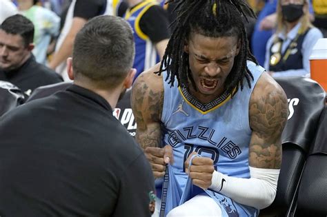 Write informative laconic excerpt under 30 words in mexican spanish for news below. Do not wrap it into quotation marks or html tags. Ja Morant de los Memphis Grizzlies fue suspendido por 25 juegos después de ser visto mostrando un arma en vivo en Instagram. - Fuente: No especificada. Los Grizzlies adquirieron a Marcus Smart en un intercambio tras la suspensión de Morant. - Fuente: No especificada. Morant se espera que retome el liderazgo del equipo cuando regrese de la suspensión. - Fuente: No especificada.,Ja Morant de los Memphis Grizzlies suspendido 25 juegos por mostrar arma en Instagram. Grizzlies adquieren a Marcus Smart en intercambio. Morant se espera liderar tras suspensión.