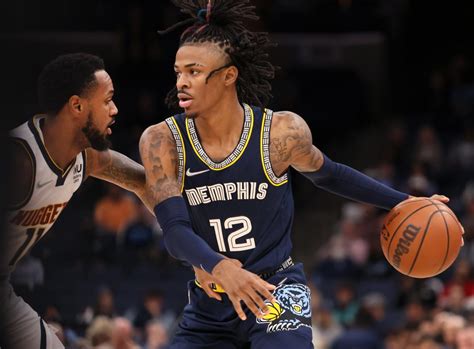 Write informative laconic excerpt under 30 words in mexican spanish for news below. Do not wrap it into quotation marks or html tags. Juan Carlos Blanco recaps the challenging season of Ja Morant, who was suspended twice and suffered a wrist injury during the playoffs. Morant will miss the first 25 games of the 2023-24 season due to a suspension for flashing a gun on Instagram live. Despite the setbacks, Morant showed tremendous growth last season, becoming one of the league's top point guards and averaging 27.4 points, 5.7 rebounds, and 6.7 assists per game.,Ja Morant, a pesar de las dificultades, muestra gran crecimiento en la pasada temporada, convirtiéndose en uno de los mejores bases de la liga.