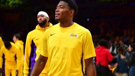 Write informative laconic excerpt under 30 words in mexican spanish for news below. Do not wrap it into quotation marks or html tags. Rui Hachimura, jugador de baloncesto de los Lakers, tuvo un desempeño destacado en los playoffs con 29 puntos en el primer partido. Antes de unirse a los Lakers, Hachimura jugó principalmente como suplente en los Wizards, promediando 13 puntos, 4.3 rebotes y 1.2 asistencias. Los Lakers priorizaron la renovación de Hachimura en la temporada baja y le ofrecieron un contrato de tres años y $51 millones.,Rui Hachimura brilló en los playoffs con Lakers, acordando un contrato lucrativo de $51 millones por 3 años tras destacar en los Wizards.