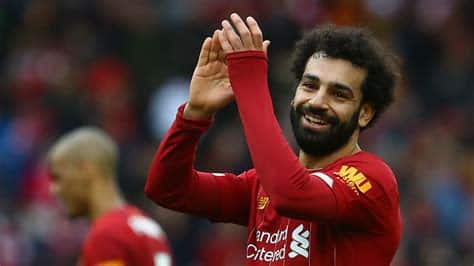 Write informative laconic excerpt under 30 words in mexican spanish for news below. Do not wrap it into quotation marks or html tags. Nov 13, 2024, 07:52 AM ETMohamed Salah&apos;s expiring contract hasn&apos;t lowered his output for Liverpool. Jan Kruger/Getty ImagesMohamed Salah has said he wants to "win it all" with Liverpool this season and has dismissed suggestions that Arne Slot&apos;s side are underdogs in the Premier League title race.Salah is out of contract at Anfield next summer, with both parties having so far remained tight-lipped about negotiations over a new deal.The Egypt international has been in impressive form this term, notching 10 goals and 10 assists in all competitions to help give Liverpool a five-point cushion at the top of the Premier League and propel them to the summit of the Champions League table.The uncertainty around Salah&apos;s future has seen him draw interest from clubs in Europe and Saudi Arabia but the 32-year-old remains focused on winning silverware this season.When asked about what he hopes to achieve this term on the club&apos;s YouTube show "Reds Roundtable," Salah said: "Win it all. In my opinion, I work so hard every day, I hate the idea that we are underdogs."No, we have an incredible group ... In each position, you&apos;re gonna find players that are really one of the top three in the world."So, why we don&apos;t win it? This city and this club has to always fight for everything."Salah spoke of how the departure of striker Roberto Firmino to Al Ahli in 2023 was a reminder of the transitory nature of a football career."The thing I appreciate the most is the time when I go every morning and I see the guys and share unbelievable moments, especially us three plus Virgil [van Dijk] and Trent [Alexander-Arnold], the senior group," he said."When Bobby [Firmino] left, for example, you realise everybody will leave one day so I don&apos;t take that for granted. When I go [to the training ground], I always try to have a laugh with them and spend good time together. In my head, I always remember the good things we had together."Salah is Liverpool&apos;s highest earner, having signed a bumper new deal in 2022. Van Dijk and Alexander-Arnold are also out of contract at the end of the season, with the latter drawing strong interest from Real Madrid. ,Mohamed Salah quiere "ganarlo todo" con el Liverpool esta temporada a pesar de la incertidumbre sobre su contrato expirante.