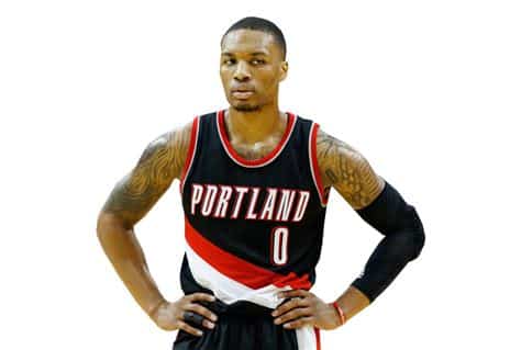 Write informative laconic excerpt under 30 words in mexican spanish for news below. Do not wrap it into quotation marks or html tags. - Damian Lillard fue transferido a los Milwaukee Bucks en un sorprendente movimiento de los Trail Blazers de Portland. - Lillard, quien pidió un intercambio durante el verano, será el base titular en los Bucks y se espera que mantenga una producción de fantasía de élite. - A pesar de tener 33 años, Lillard sigue siendo una opción ofensiva de élite, capaz de crear su propio tiro y encontrar a sus compañeros de equipo para asistencias.,Damian Lillard se une a los Milwaukee Bucks, reforzando su plantilla como base titular con habilidades ofensivas y de fantasía a sus 33 años.