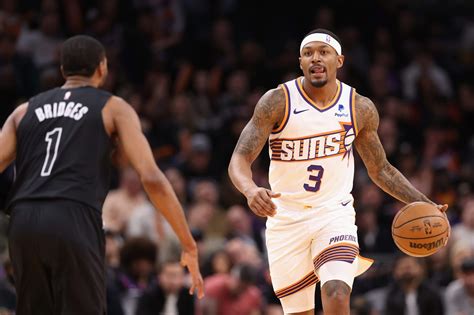 Write informative laconic excerpt under 30 words in mexican spanish for news below. Do not wrap it into quotation marks or html tags. Bradley Beal será el base titular de los Phoenix Suns. Beal se une a Devin Booker y Kevin Durant en el equipo de los Suns. Se espera que Beal mejore en asistencias y eficiencia con su nuevo rol en Phoenix.,Bradley Beal se une a los Phoenix Suns como base titular, fortaleciendo el equipo junto a Devin Booker y Kevin Durant. Se espera un aumento en asistencias y eficiencia.