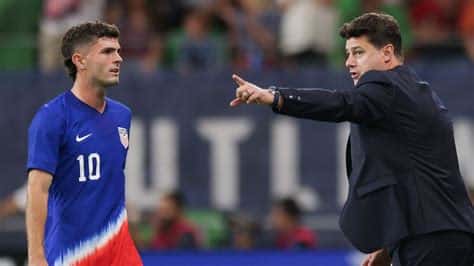 Write informative laconic excerpt under 30 words in mexican spanish for news below. Do not wrap it into quotation marks or html tags. AC Milan star Christian Pulisic praised a "reset" for the United States in a new era under recently hired manager Mauricio Pochettino."It&apos;s been a good kind of reset for everyone and I think it&apos;s brought an environment where everyone is a bit on their toes and especially in training sessions," said the 26-year-old ahead of a Concacaf Nations League quarterfinal series vs. Jamaica on Nov. 14 and 18."I think everyone is that much more focused. You obviously want to make a good first impression, you want to impress these coaches. They&apos;ve obviously coached some of the best players in the world."The hiring of Pochettino -- who has coached at top clubs like Chelsea, Paris Saint-Germain and Tottenham Hotspur -- marked an ambitious step forward for the USMNT after failing to impress last summer with a Copa América group-stage exit under former manager Gregg Berhalter.Along with the backdrop of co-hosting the 2026 World Cup, a new bar has been set for the USMNT&apos;s up-and-coming roster, although Pulisic noted on Wednesday that the team is currently focused on more immediate goals."It&apos;s easy to look ahead. I think the main objective right now is to beat Jamaica. That&apos;s truly the only thing on our minds....we have to take this step by step," said Pulisic when asked about pre-World Cup objectives for the USMNT, which have won once and lost once in two games under Pochettino."If we can do that, we can obviously build on that, and then it&apos;s just continuing to grow as a team."The USMNT has won once and lost once since hiring Mauricio Pochettino. John Dorton/ISI Photos/USSF/Getty ImagesNovember&apos;s Concacaf Nations League quarterfinal series will begin with an away trip to Kingston&apos;s Independence Park on Thursday before hosting the second leg at St. Louis&apos; Energizer Park four days later. The winners will earn a spot to next year&apos;s semifinal and Concacaf&apos;s 2025 Gold Cup. An additional opportunity for Gold Cup qualification will be given to the loser of the quarterfinal through a preliminary competition."It&apos;s obviously going to be a tough place to go," said the winger about playing at Kingston. "They are obviously a team with a lot of good athletes, a very physical team, and one that I think has improved a lot as well in recent years."Despite holding an all-time record of 23W-3L-10D against Jamaica, in Kingston, the series has been more even with a 3W-1L-6D tally for the USMNT.Pulisic may also have to compensate in the attack due to the absence of injured forwards. AS Monaco&apos;s Folarin Balogun, Norwich City&apos;s Josh Sargent, and Coventry City&apos;s Haji Wright are all out. In their place, backup strikers like PSV Eindhoven&apos;s Ricardo Pepi and Monterrey&apos;s Brandon Vázquez are set to work alongside Pulisic, who has emerged as a game-changer in 2024-25 for AC Milan.Pulisic has seven goals and four assists across all competitions this season for the Serie A side, including an assist in a 3-1 Champions League win over Real Madrid last week."Truly an amazing team effort from our whole team," said Pulisic on Wednesday. "Really special to go to a stadium like that and win."Since the start of the Concacaf Nations League, the USMNT have won all three editions of the tournament. The 2024-25 semifinals and final will be played next March at Inglewood, California&apos;s SoFi Stadium. ,El astro del AC Milan, Christian Pulisic elogió un "reset" para Estados Unidos bajo el nuevo entrenador Mauricio Pochettino. Apunta a vencer a Jamaica en la Liga de Naciones de Concacaf.