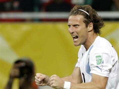 Write informative laconic excerpt under 30 words in mexican spanish for news below. Do not wrap it into quotation marks or html tags. Nov 13, 2024, 09:22 PM ETMONTEVIDEO, Uruguay -- Former soccer star Diego Forlán&apos;s newfound career in professional tennis started with a doubles loss Wednesday at the Uruguay Open.The 45-year-old Forlán and Federico Coria of Argentina lost 6-1, 6-2 to Boris Arias and Federico Zeballos in the first round of the ATP&apos;s second-tier challenger tour.Forlán and Coria were granted wild-card entries to play doubles in the tournament.The Uruguay striker retired from soccer in 2019 after playing with top clubs such as Manchester United, Atlético Madrid and Internazionale. Forlán was the 2010 World Cup&apos;s best player and joint highest scorer; and netted twice in the 2011 Copa América final to help Uruguay win their first continental trophy in 16 years.For the past five years, Forlán has taken part in amateur master&apos;s tennis tournaments, and had some success that earned him the invitation to play in Uruguay&apos;s biggest professional tournament. ESPN BET is owned and operated by PENN Entertainment, Inc. and its subsidiaries (&apos;PENN&apos;). ESPN BET is available in states where PENN is licensed to offer sports wagering. Must be 21+ to wager. If you or someone you know has a gambling problem and wants help, call 1-800-GAMBLER.Copyright: © 2024 ESPN Enterprises, Inc. All rights reserved. ,Exfutbolista Diego Forlán pierde en su debut en tenis profesional en el Abierto de Uruguay, en dobles con Federico Coria.