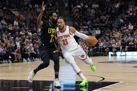 Write informative laconic excerpt under 30 words in mexican spanish for news below. Do not wrap it into quotation marks or html tags. Jalen Brunson disfruta de una exitosa temporada con los New York Knicks. Brunson promedió 24.0 puntos por partido, estableciéndose como uno de los mejores guardias de la NBA. Se espera que Brunson siga siendo el base titular de los Knicks y una pieza clave en el equipo.,El desempeño destacado de Jalen Brunson en los New York Knicks lo posiciona como uno de los principales guardias de la NBA. ¡Promete continuar brillando en la cancha!