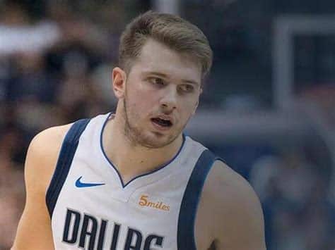 Write informative laconic excerpt under 30 words in mexican spanish for news below. Do not wrap it into quotation marks or html tags. En su temporada 2022-23, Luka Doncic tuvo su mejor desempeño en su carrera, promediando 32.4 puntos por partido, con un porcentaje de tiros de campo del 49.6% y 1.4 robos por partido. Fue seleccionado para el All-NBA First Team y quedó en octavo lugar en la votación de MVP. En la temporada 2021-22, Doncic promedió 28.4 puntos, 9.1 rebotes, 8.7 asistencias y 3.1 triples por partido. A pesar de su porcentaje de tiros de campo y tiros libres no tan altos, sigue siendo considerado uno de los mejores jugadores de fantasía y una selección de primera ronda en todas las ligas. En su temporada de novato en 2018-19, Doncic promedió 21.2 puntos, 7 rebotes, 6 asistencias y 1 robo por partido, convirtiéndose en el primer novato en lograr estos números. Su versatilidad y habilidad para impactar en diferentes posiciones lo convierten en un jugador de fantasía muy valioso.,Luka Doncic ha destacado en su carrera, logrando promedios impresionantes y reconocimientos como All-NBA First Team y MVP. Su versatilidad lo hace invaluable en fantasy basketball.