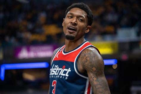 Write informative laconic excerpt under 30 words in mexican spanish for news below. Do not wrap it into quotation marks or html tags. Bradley Beal se une a los Phoenix Suns en un importante fichaje de pretemporada Se espera que Beal ocupe la posición de base titular en los Suns Beal viene de promediar 27.1 puntos, 4.4 rebotes y 5.6 asistencias por partido en Washington,Bradley Beal firma con los Phoenix Suns como base titular tras exitoso paso en Washington. Gran incorporación en la pretemporada.